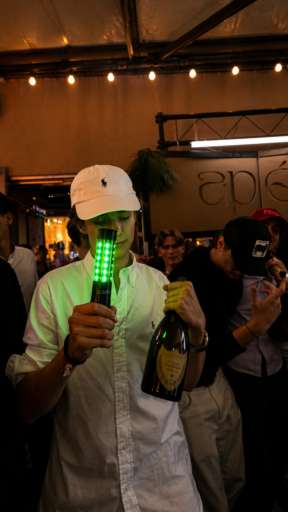 LUMYX® LED Bottle Sparkler  für Clubs, Bars & Events. Wiederverwendbar, flammenlos, sofort einsatzbereit. Die sichere Alternative zu Wunderkerzen.