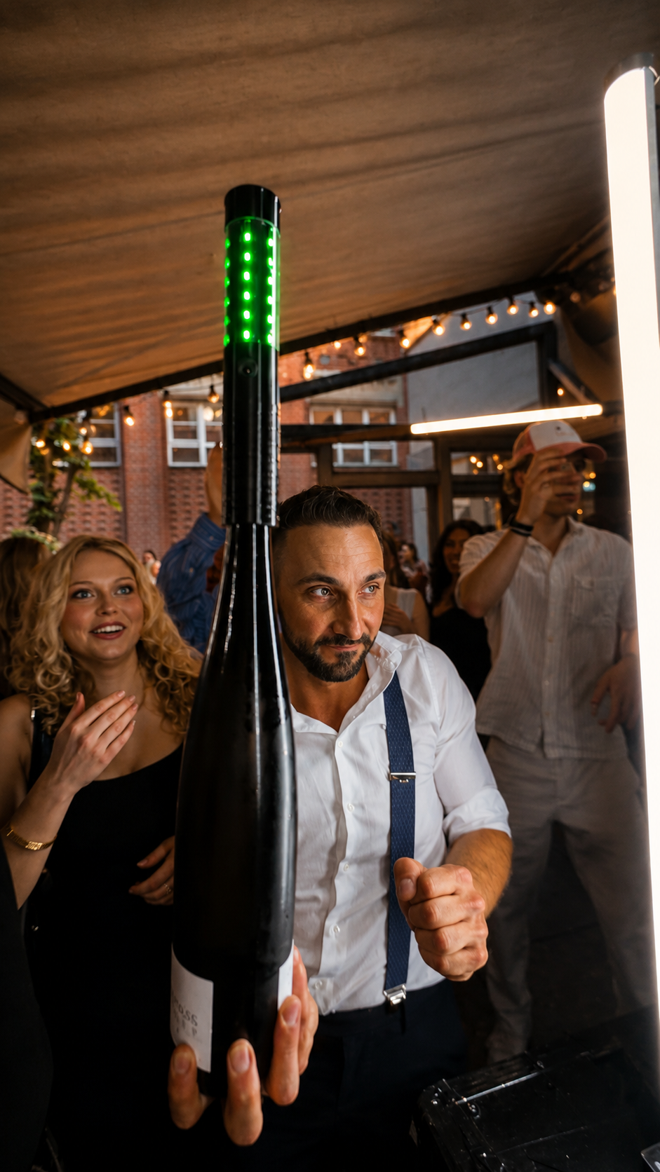 LUMYX® LED Bottle Sparkler  für Clubs, Bars & Events. Wiederverwendbar, flammenlos, sofort einsatzbereit. Die sichere Alternative zu Wunderkerzen.