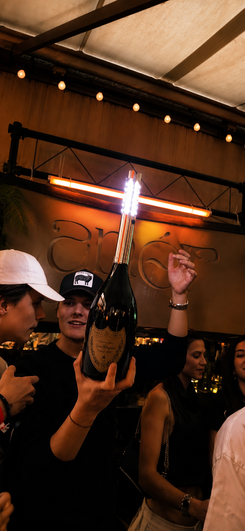 LUMYX® LED Bottle Sparkler  für Clubs, Bars & Events. Wiederverwendbar, flammenlos, sofort einsatzbereit. Die sichere Alternative zu Wunderkerzen.