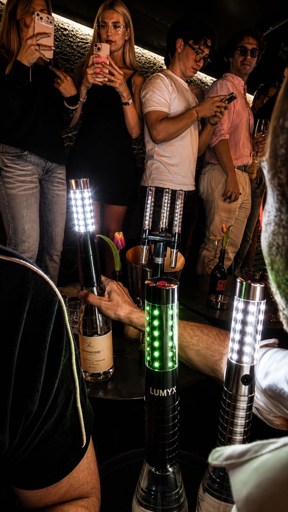 LUMYX® LED Bottle Sparkler  für Clubs, Bars & Events. Wiederverwendbar, flammenlos, sofort einsatzbereit. Die sichere Alternative zu Wunderkerzen.