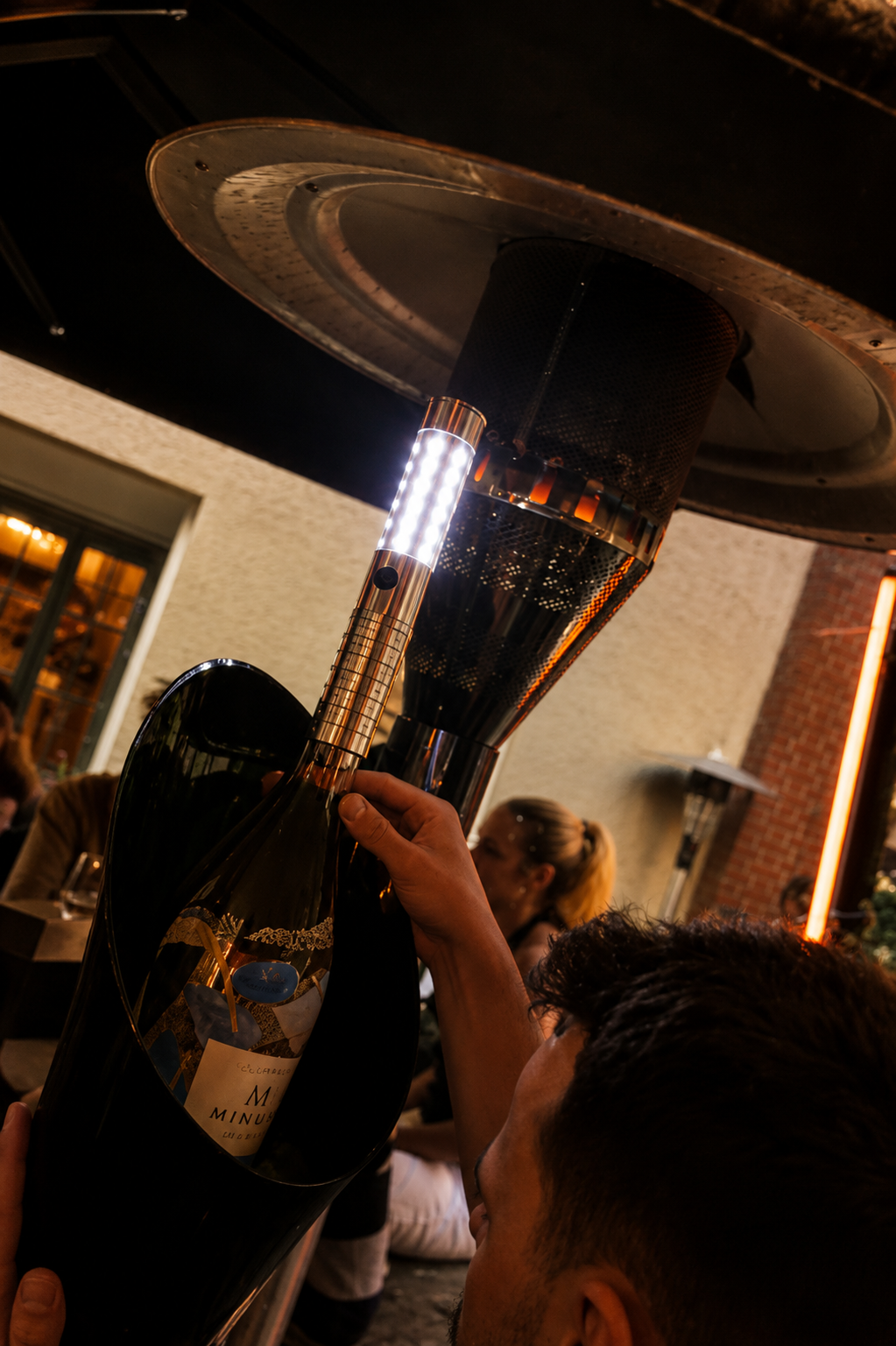 LUMYX® LED Bottle Sparkler  für Clubs, Bars & Events. Wiederverwendbar, flammenlos, sofort einsatzbereit. Die sichere Alternative zu Wunderkerzen.