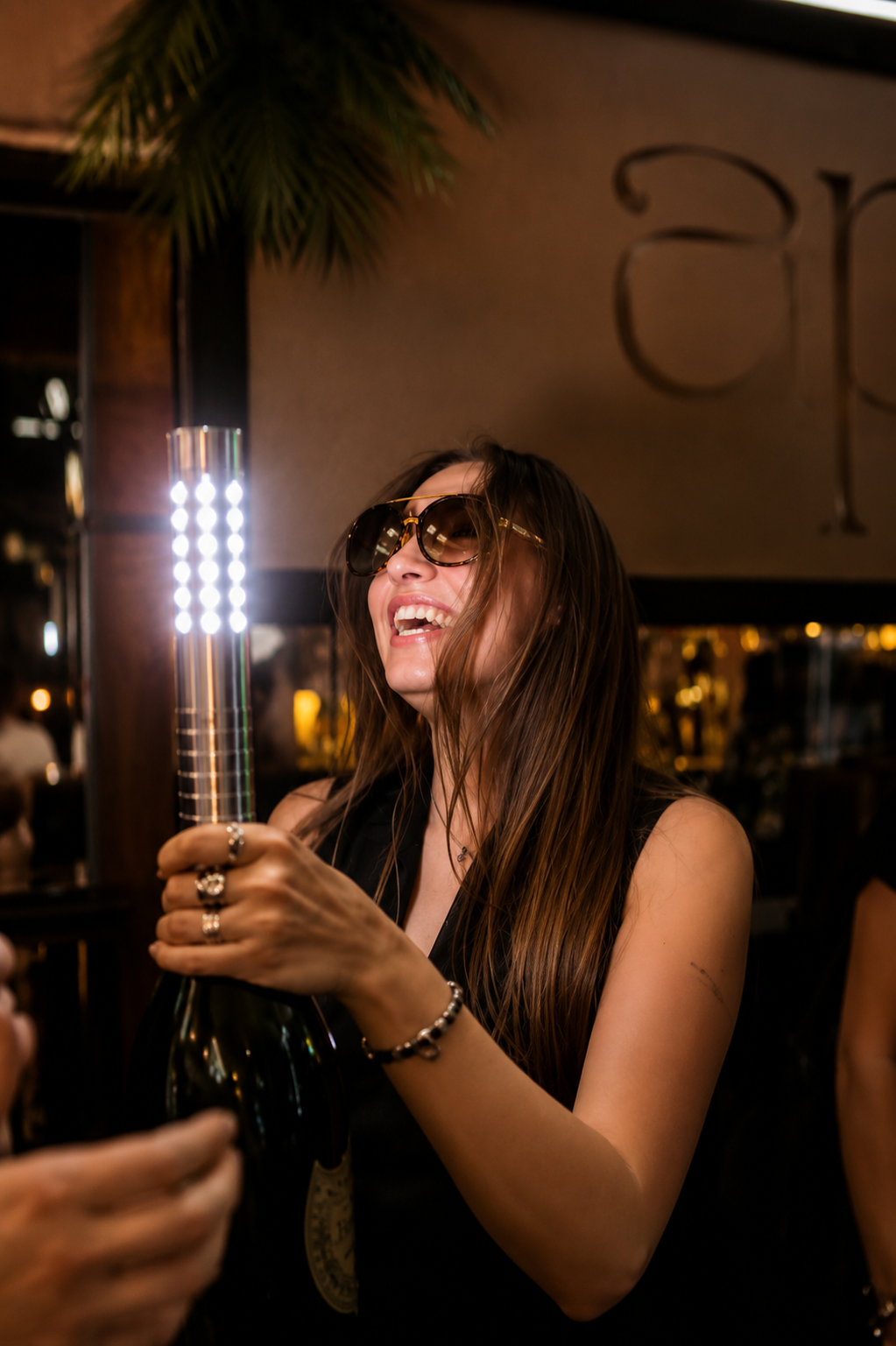 LUMYX® LED Bottle Sparkler  für Clubs, Bars & Events. Wiederverwendbar, flammenlos, sofort einsatzbereit. Die sichere Alternative zu Wunderkerzen.