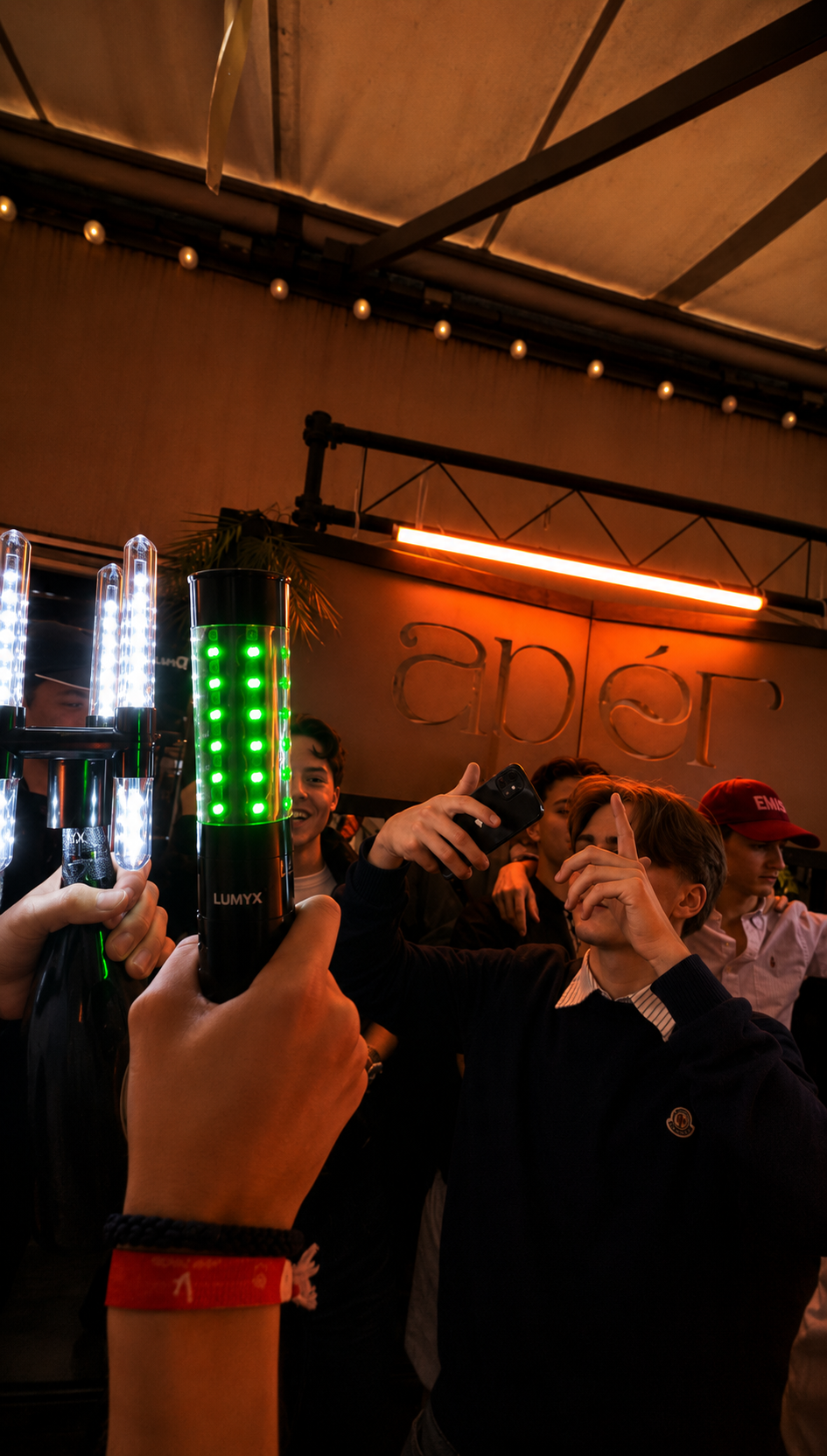 LUMYX® LED Bottle Sparkler  für Clubs, Bars & Events. Wiederverwendbar, flammenlos, sofort einsatzbereit. Die sichere Alternative zu Wunderkerzen.